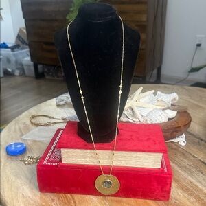 Elegant Gold Necklace with Pendant